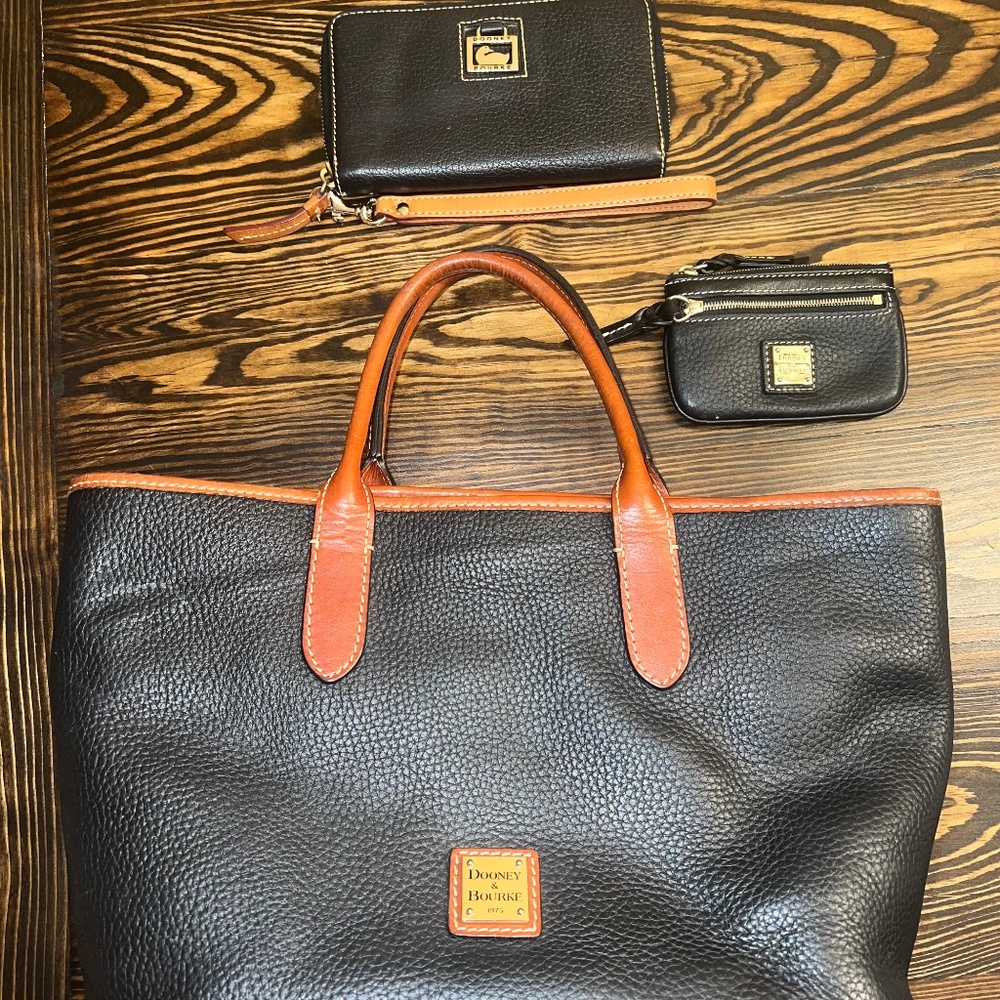 Black Pebble Grain Charleston Dooney & Bourke with matching wallet & coin purse